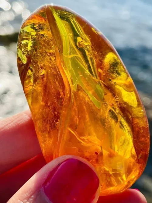 Citrine ring color comparison in sunlight vs indoor lighting