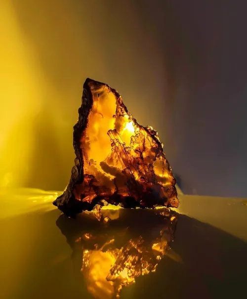 Color changes of topaz and citrine under various lighting conditions