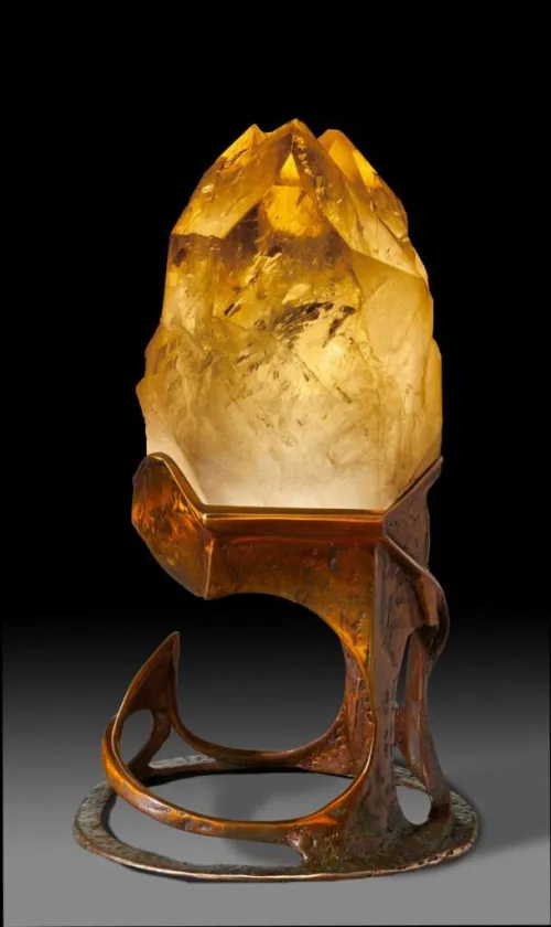 Comparison of citrine water containers in different lighting