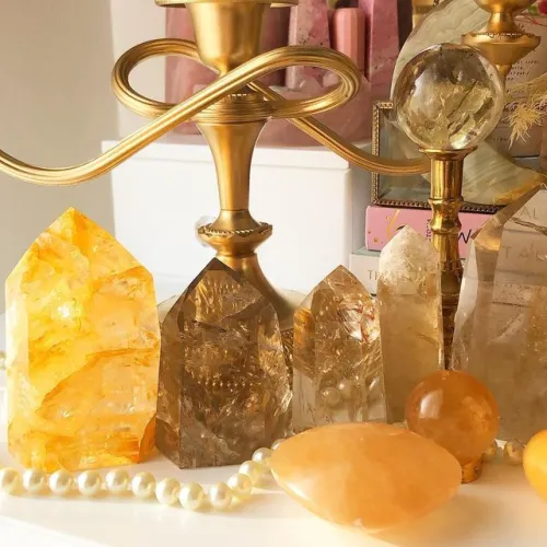 Macro shot comparing natural citrine inclusions to synthetic versions