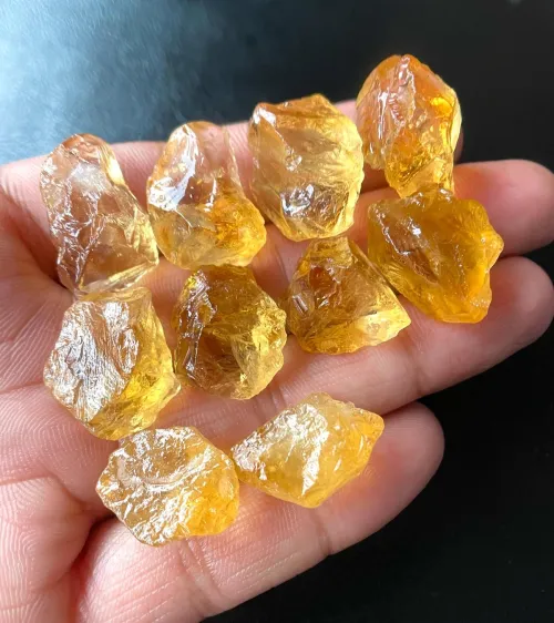 Visual family tree linking quartz gem varieties and properties